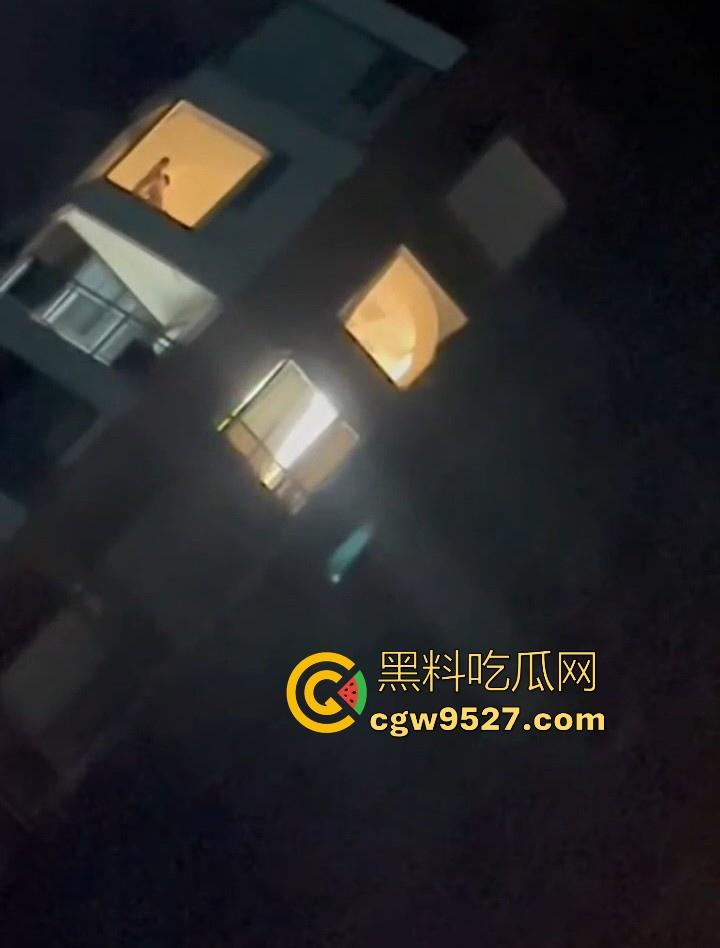杭州某小区深夜窗前上演火辣性爱大戏，极品身材扶墙后入，各种动作变换不断，靡剪影在灯光下若隐若现！-6