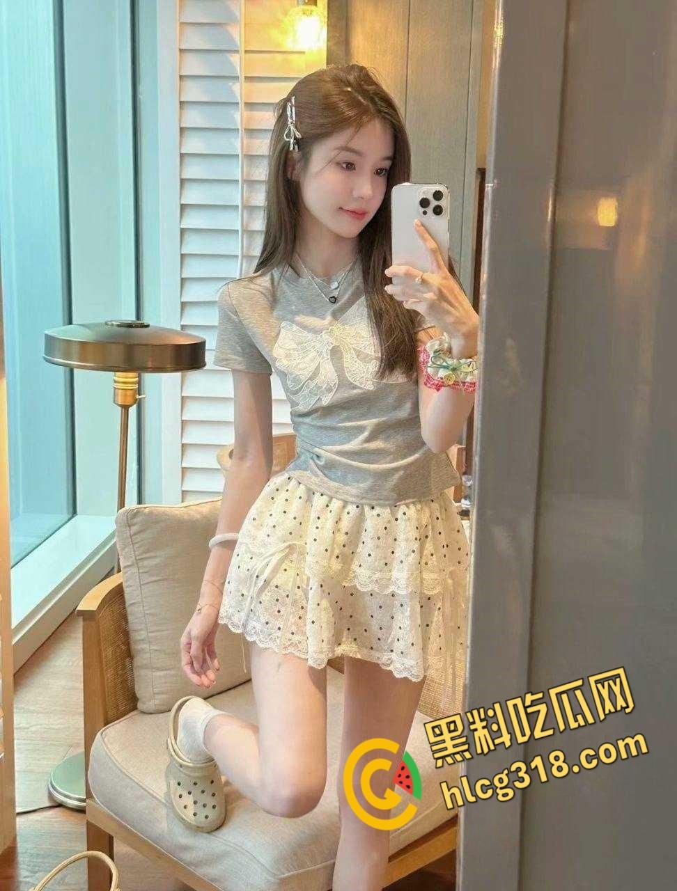 浙江大学清纯学妹【陈长蓉】，追了几天没想到还兼职外围，鲜花约会软磨硬泡白嫖，粉嫩小穴无套内射！-3