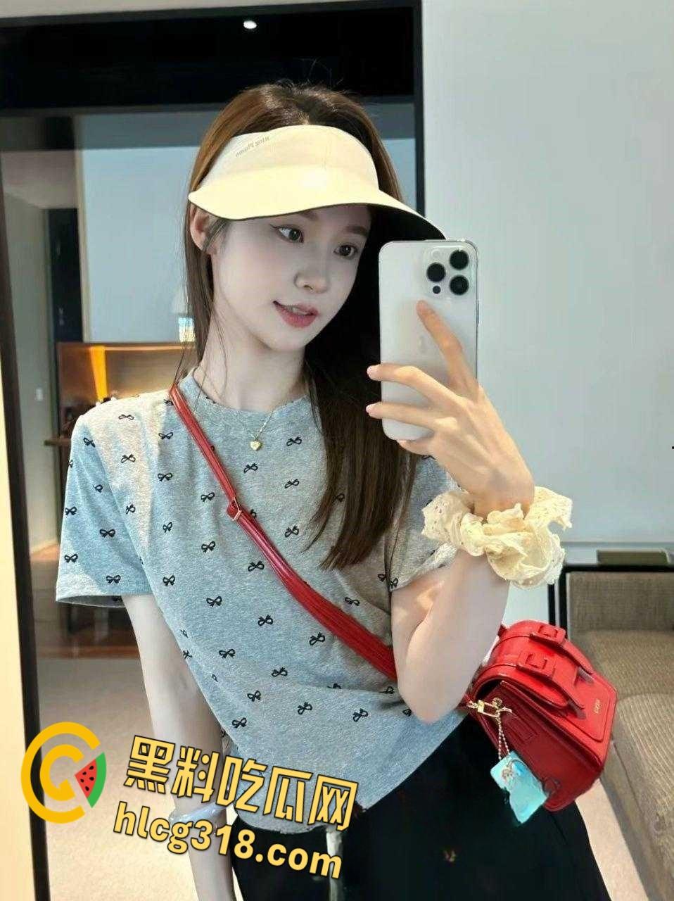 浙江大学清纯学妹【陈长蓉】，追了几天没想到还兼职外围，鲜花约会软磨硬泡白嫖，粉嫩小穴无套内射！-4