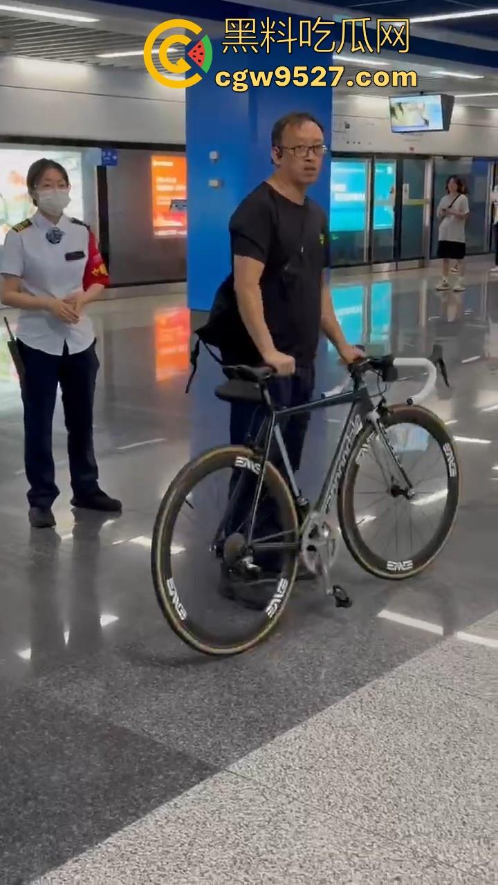 杭州素质眼镜男强行自行车强闯地铁站，工作人员劝解阻挠，全程当没听见，见人就开喷，懂不懂什么叫规定！-2
