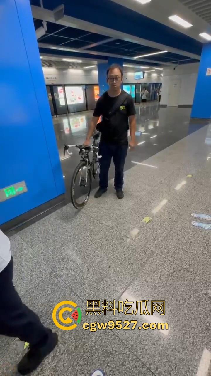 杭州素质眼镜男强行自行车强闯地铁站，工作人员劝解阻挠，全程当没听见，见人就开喷，懂不懂什么叫规定！-5