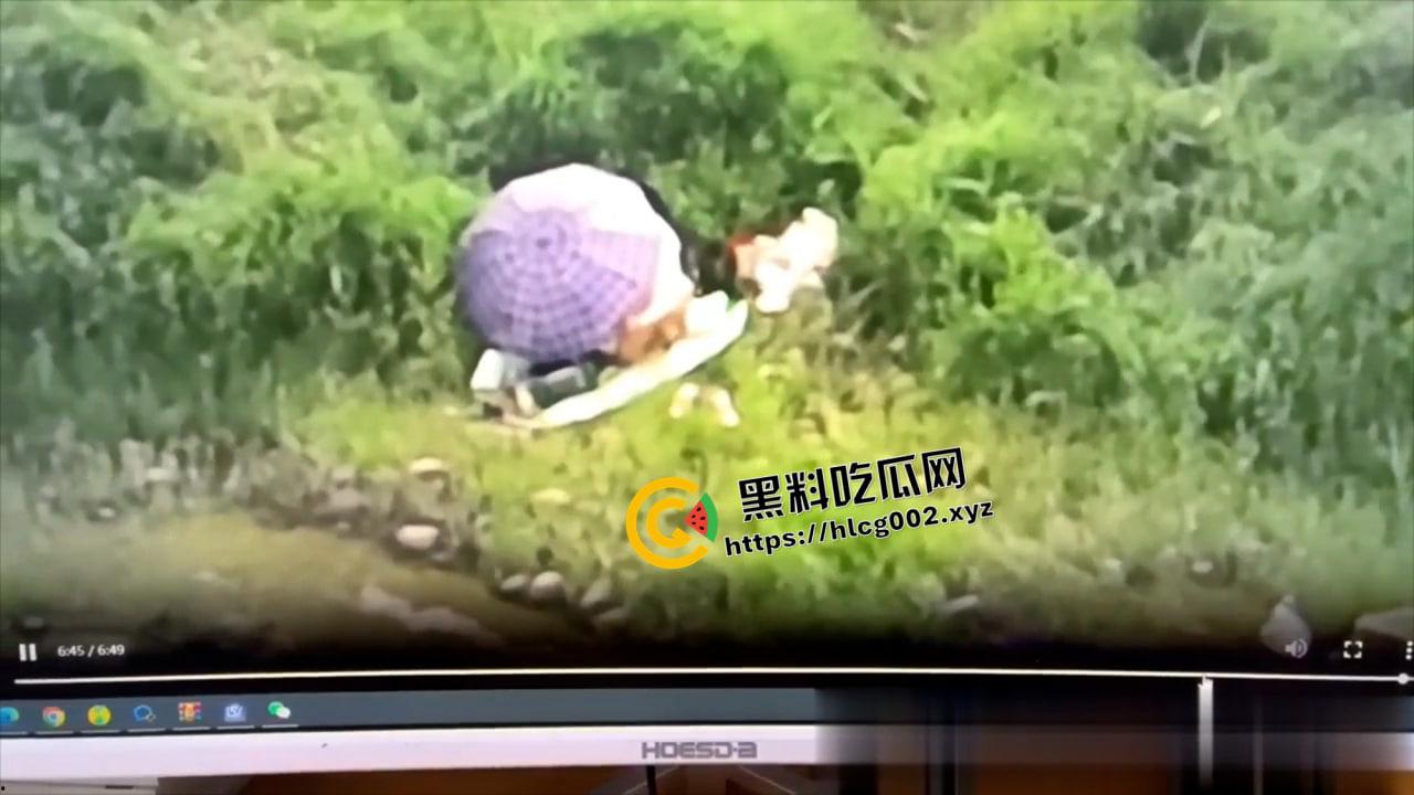 重庆洪崖洞野战！无人机最佳视角偷拍打野战 还打伞挡住脸不挡b 是个讲究人-2