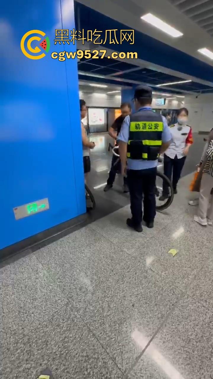 杭州素质眼镜男强行自行车强闯地铁站，工作人员劝解阻挠，全程当没听见，见人就开喷，懂不懂什么叫规定！-9