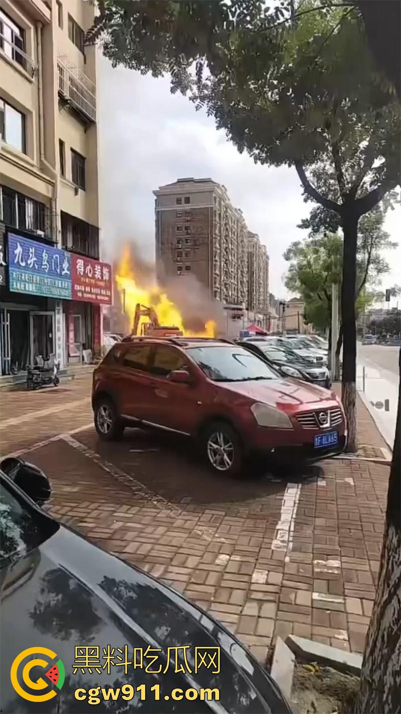 山东烟台燃气管道泄露，福山区北三路汇福街，因施工导致燃气管道破裂，现场大火冲天！-1