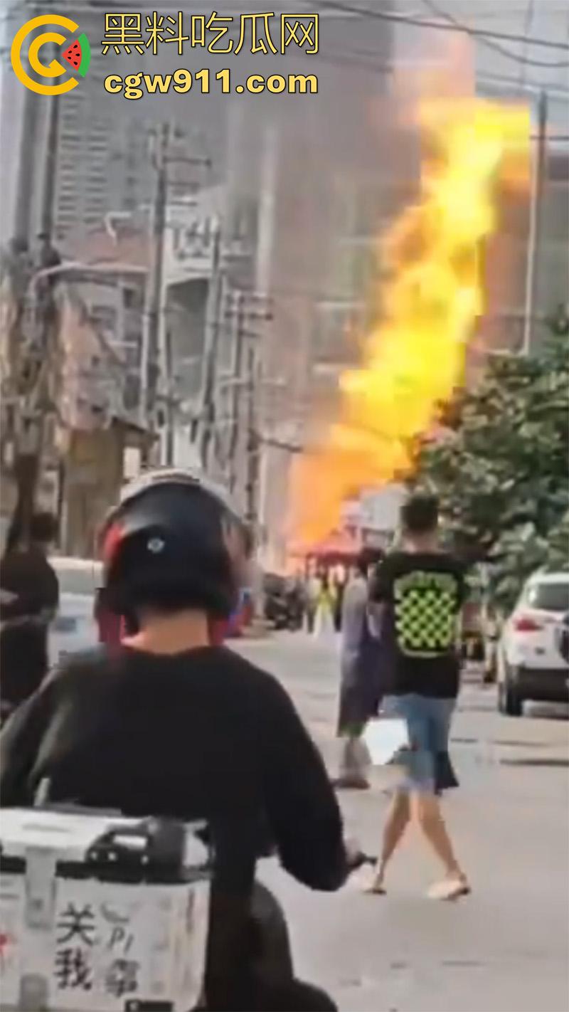 山东烟台燃气管道泄露，福山区北三路汇福街，因施工导致燃气管道破裂，现场大火冲天！-2