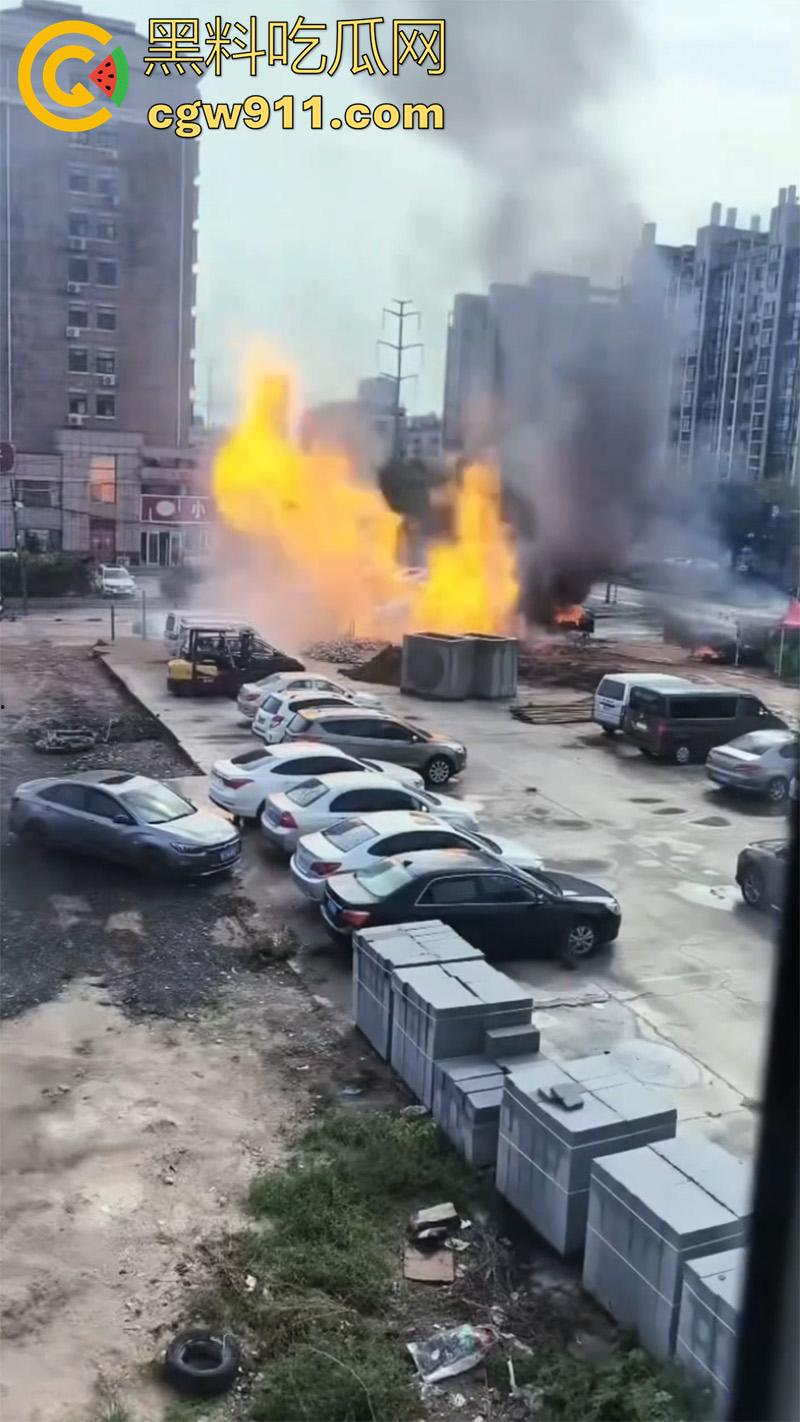 山东烟台燃气管道泄露，福山区北三路汇福街，因施工导致燃气管道破裂，现场大火冲天！-6