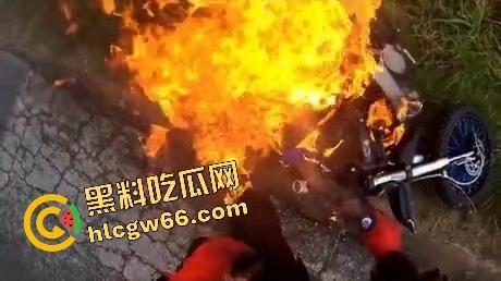 老外人少真不是巧合,不是骑摩托玩火变亡灵骑士,就是160码飙车边超车边看比基尼大胸妹还不忘点赞!-4