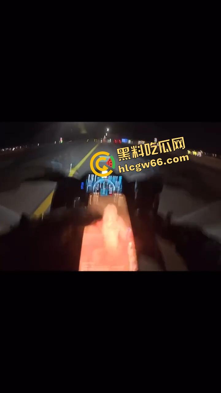 老外人少真不是巧合,不是骑摩托玩火变亡灵骑士,就是160码飙车边超车边看比基尼大胸妹还不忘点赞!-7