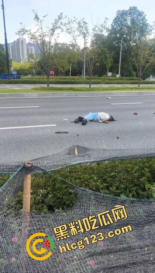 新能源车一脚油门直接把电动车撞飞！这速度是开的有多快？-2