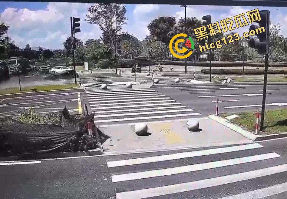 新能源车一脚油门直接把电动车撞飞！这速度是开的有多快？-8