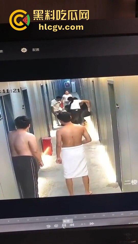 瓜友监控投稿：酒店内男子犯贱挑衅，一打四差点上演血案，好老婆及时拦下化解危机！-2