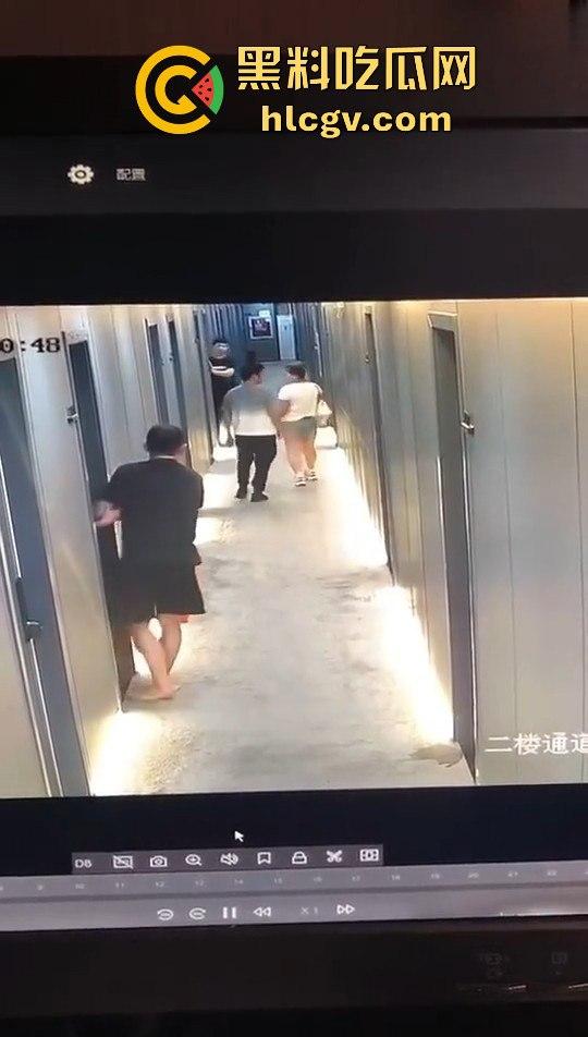 瓜友监控投稿：酒店内男子犯贱挑衅，一打四差点上演血案，好老婆及时拦下化解危机！-8