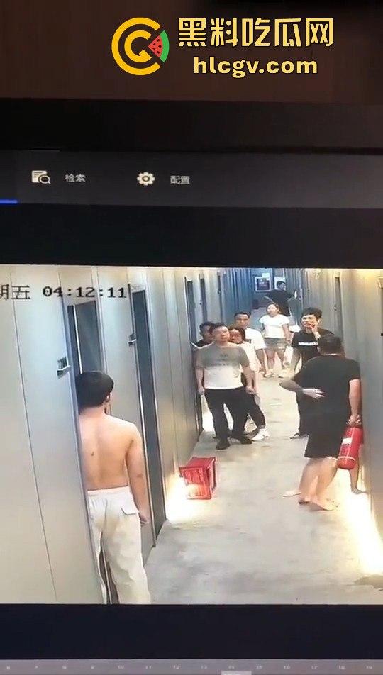 瓜友监控投稿：酒店内男子犯贱挑衅，一打四差点上演血案，好老婆及时拦下化解危机！-12
