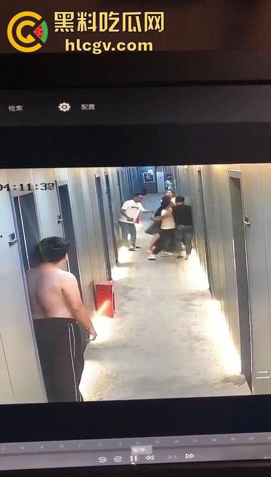 瓜友监控投稿：酒店内男子犯贱挑衅，一打四差点上演血案，好老婆及时拦下化解危机！-14
