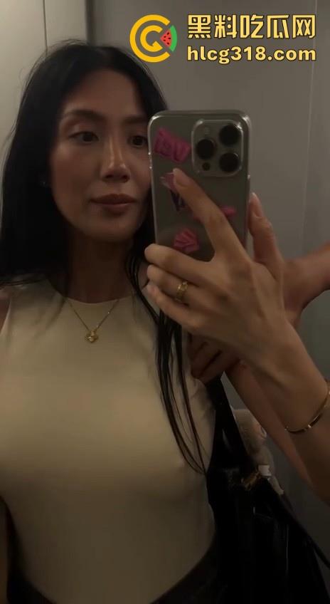 约炮成熟御姐，真空巨乳勾引奶头清晰可见，直接没忍住上手了，无套内射蜜桃嫩穴，真是人间极品！-4