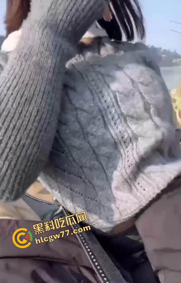 最强钓鱼媛诞生，别人在钓鱼她在钓老公，全裸甩奶抛竿甩出双峰，鱼懵了人疯了，我愿当她的鱼饵！-5