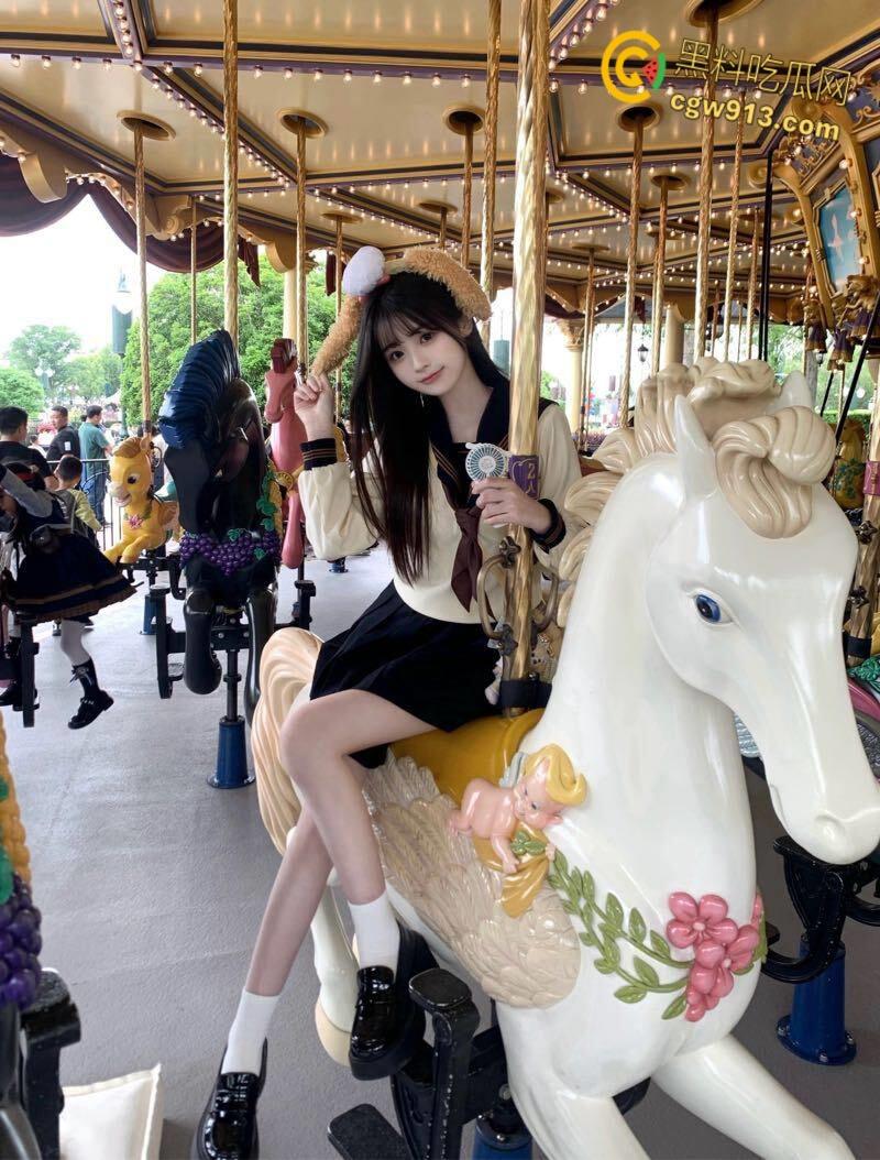 帮妹妹户外拍写真，性感皮裙大长腿，骚穴在肉丝下若隐若现，主动跪地口交，后入爆操激情内射 ！-2