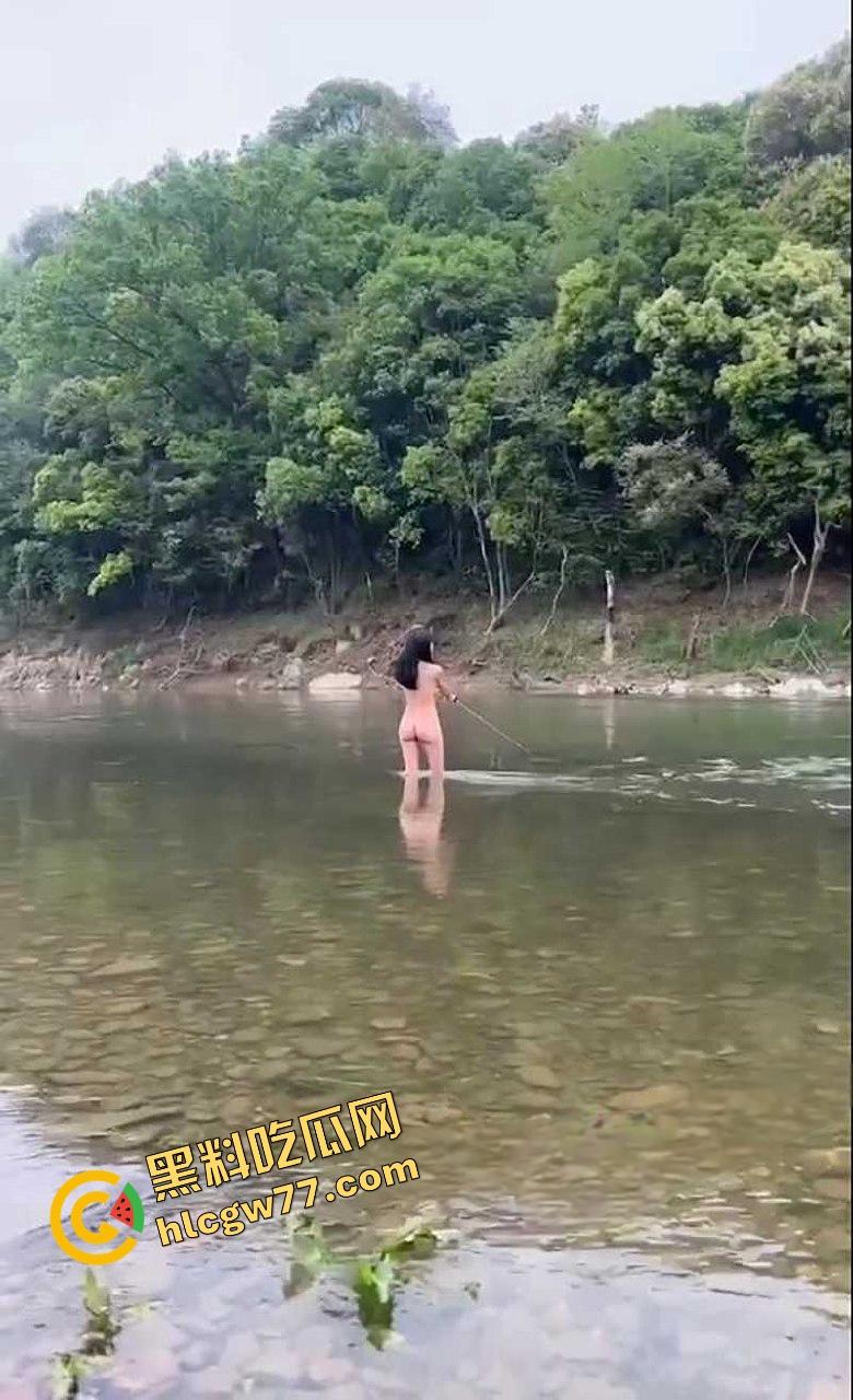 最强钓鱼媛诞生，别人在钓鱼她在钓老公，全裸甩奶抛竿甩出双峰，鱼懵了人疯了，我愿当她的鱼饵！-6