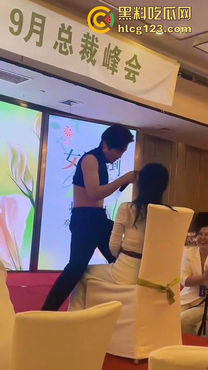 富婆中秋团建骚操作上线！点男模跳个擦边舞，晚上床上再深入交流业绩目标？-5