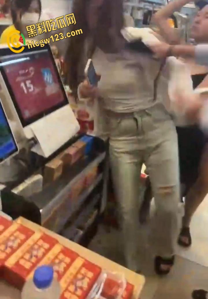 精神小妹超市开撕雨中暴打！纹身辣妹湿身火拼，警察来了都拦不住 !-1