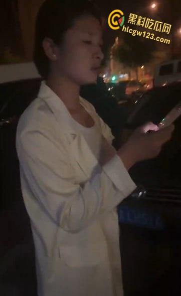 精神小妹超市开撕雨中暴打！纹身辣妹湿身火拼，警察来了都拦不住 !-7