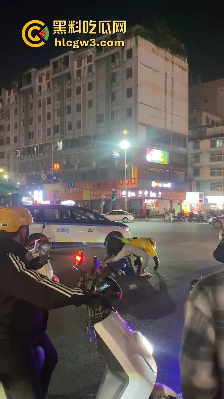 杭州外卖员和电动车大哥互殴升级，交警劝架却被袭！外卖小哥瞬间变身正义化身，见义勇为制服疯大哥-2