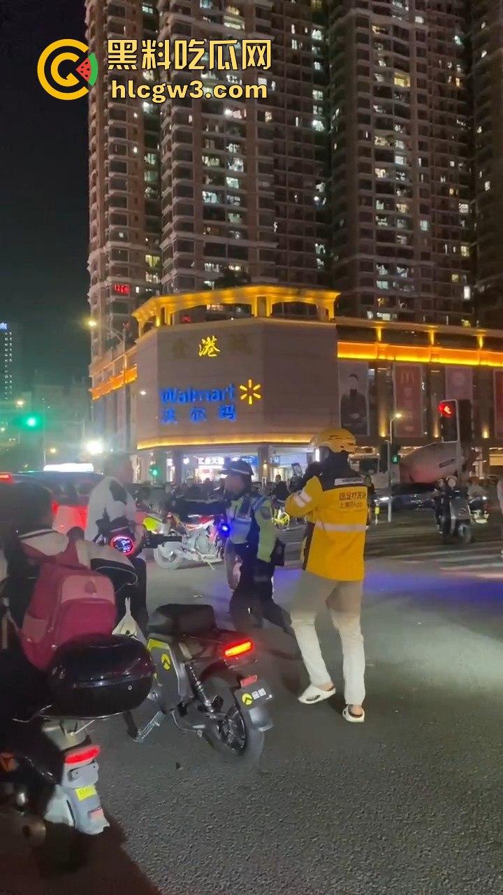 杭州外卖员和电动车大哥互殴升级，交警劝架却被袭！外卖小哥瞬间变身正义化身，见义勇为制服疯大哥-8