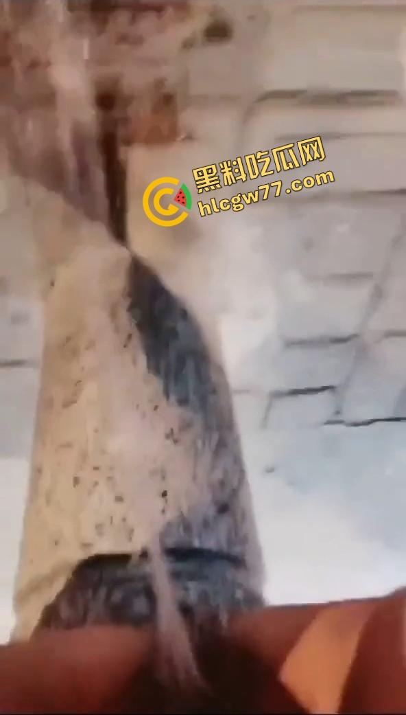 惠州【夏娜】公交站台露出，当众玩到潮喷一地水，这胆也太肥了，不怕被拖去精神病院吗？-9