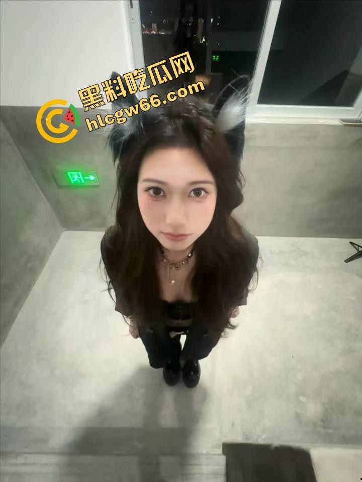 成都理工大二骚货『李娜娜』啪啪自拍流出，极品御姐身材太顶，黑丝高跟玩COS被操成狗，一晚八发全干吐！-9