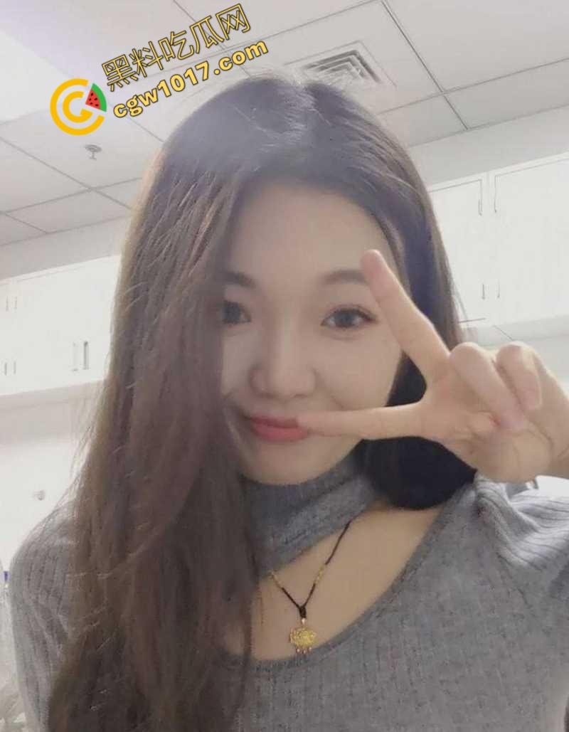 钦州骚妹【吴琪雪】乱伦丑闻炸翻全网：被亲爹无套内射，打胎后再度狂欢，前男友怒曝聊天记录毁三观！-3