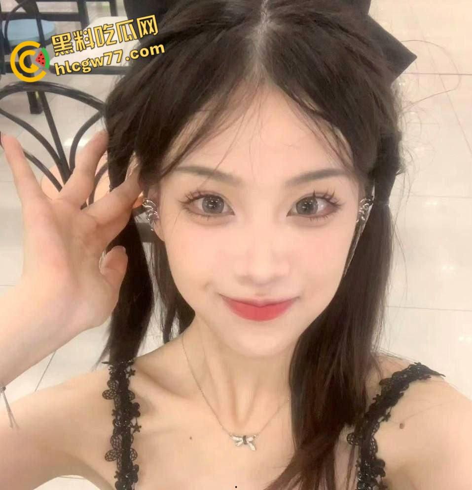 真实情侣酒店偷拍，要求女友穿上黑白双袜情趣短裙才操逼，花样挺多呀-1