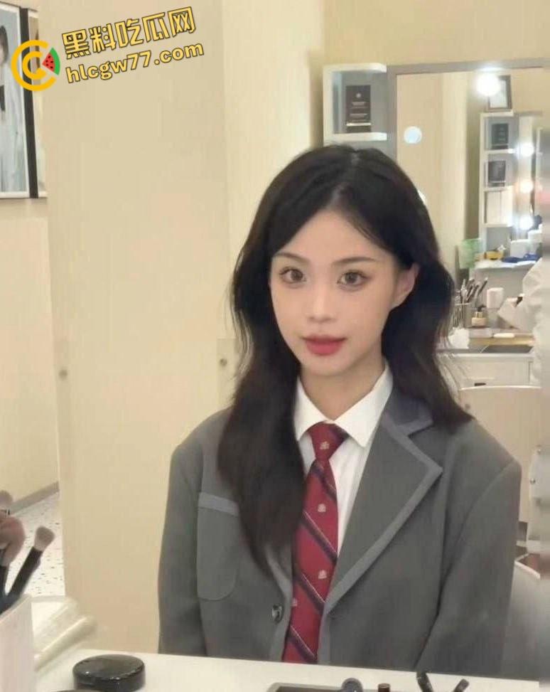 真实情侣酒店偷拍，要求女友穿上黑白双袜情趣短裙才操逼，花样挺多呀-3