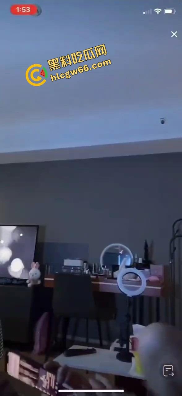 抖音直播间惊现狠活，女主播一边陪金主互动一边被操，嘴里喊粉丝逼里夹棒子，粉丝刷礼物金主在冲刺！-2