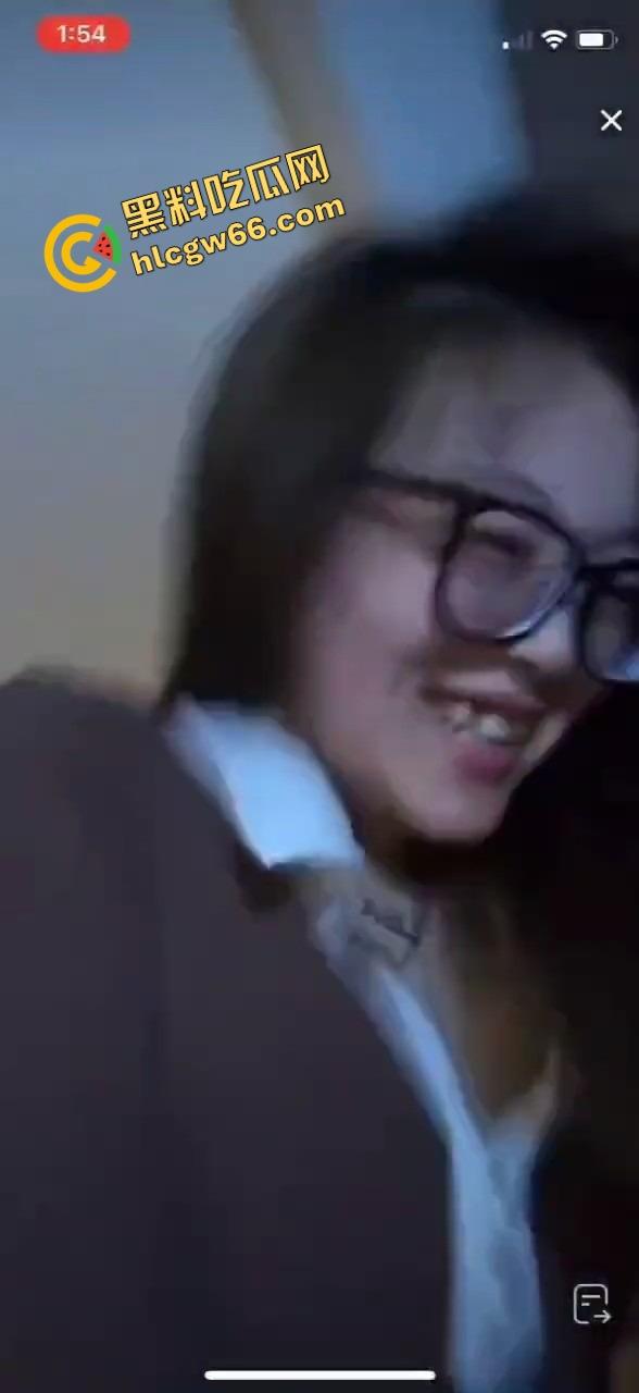 抖音直播间惊现狠活，女主播一边陪金主互动一边被操，嘴里喊粉丝逼里夹棒子，粉丝刷礼物金主在冲刺！-4