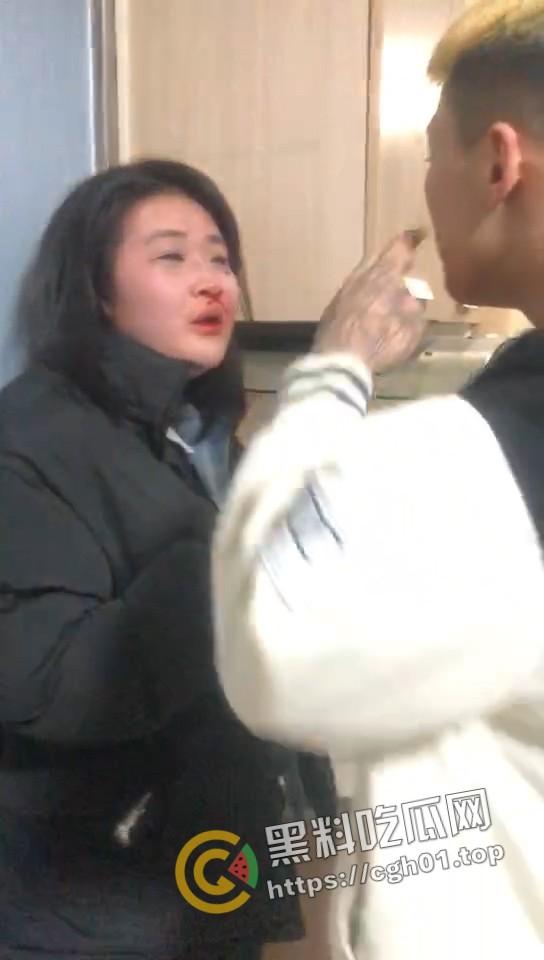 精神小伙版捉奸！暴揍狗男女 女的还是个小坦克 真佩服学弟冒着被揍得风险开坦克-2