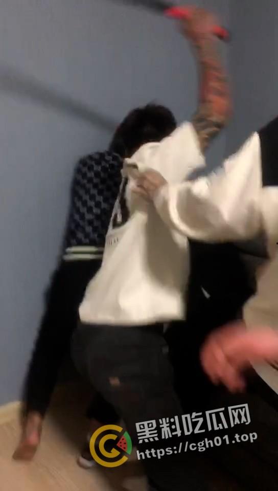 精神小伙版捉奸！暴揍狗男女 女的还是个小坦克 真佩服学弟冒着被揍得风险开坦克-5