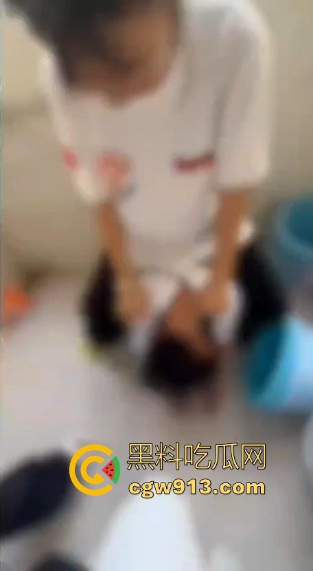 广西霸棱石桥中学霸凌事件曝光！八年纪多名女学生因琐事霸凌殴打一名小女生，这群人真他妈的不是人！-5