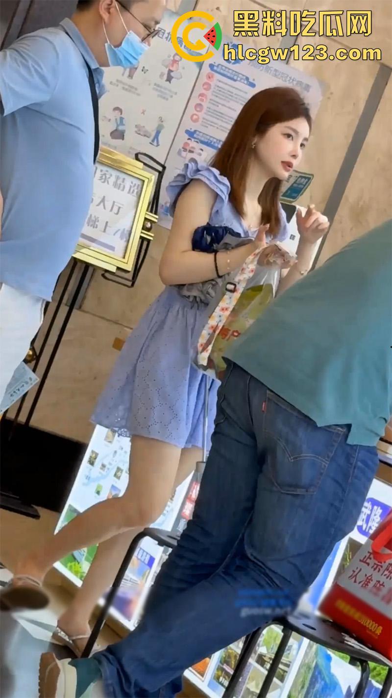 大神冒死抄底偷拍,连衣裙美女和男友逛街,翘臀夹骚内越走越紧,包臀裙美女粉内太诱人了!-3