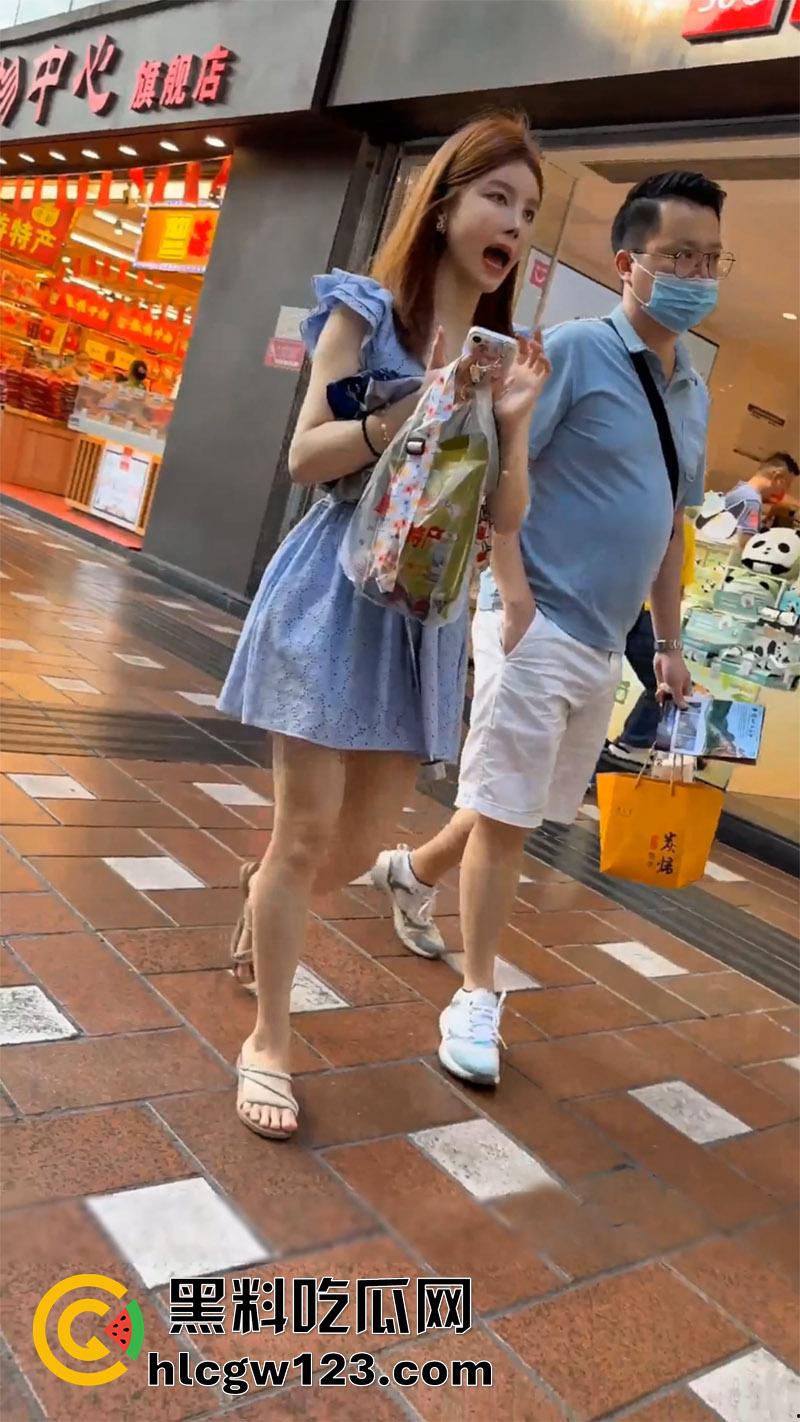 大神冒死抄底偷拍,连衣裙美女和男友逛街,翘臀夹骚内越走越紧,包臀裙美女粉内太诱人了!-4