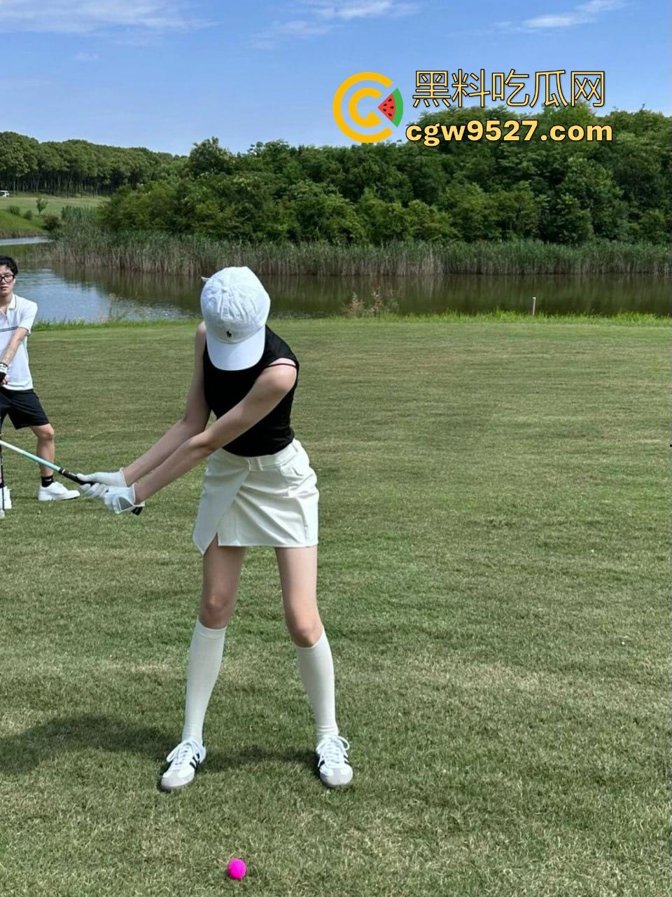 浙江富商私人高尔夫教练性爱私拍流出,不仅场上陪练床上也陪睡,极品蜜桃臀后入骑乘,内射爽到炸!-2