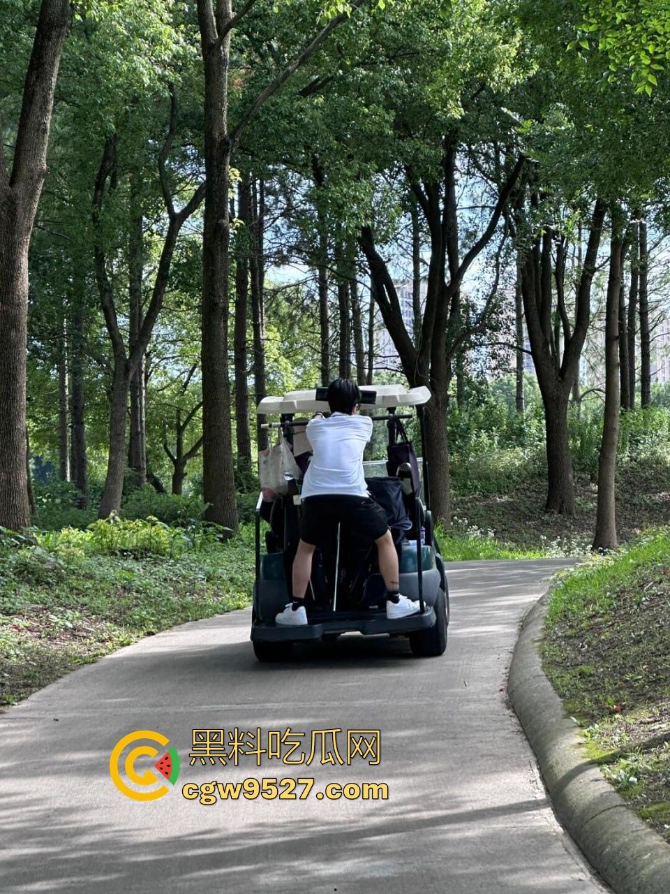 浙江富商私人高尔夫教练性爱私拍流出,不仅场上陪练床上也陪睡,极品蜜桃臀后入骑乘,内射爽到炸!-4