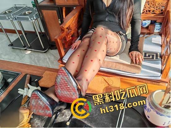 海角社区爆料隔壁小嫂子少妇太会玩了，打着借酱油的名义跑来，结果被我操到腿软口爆！-5