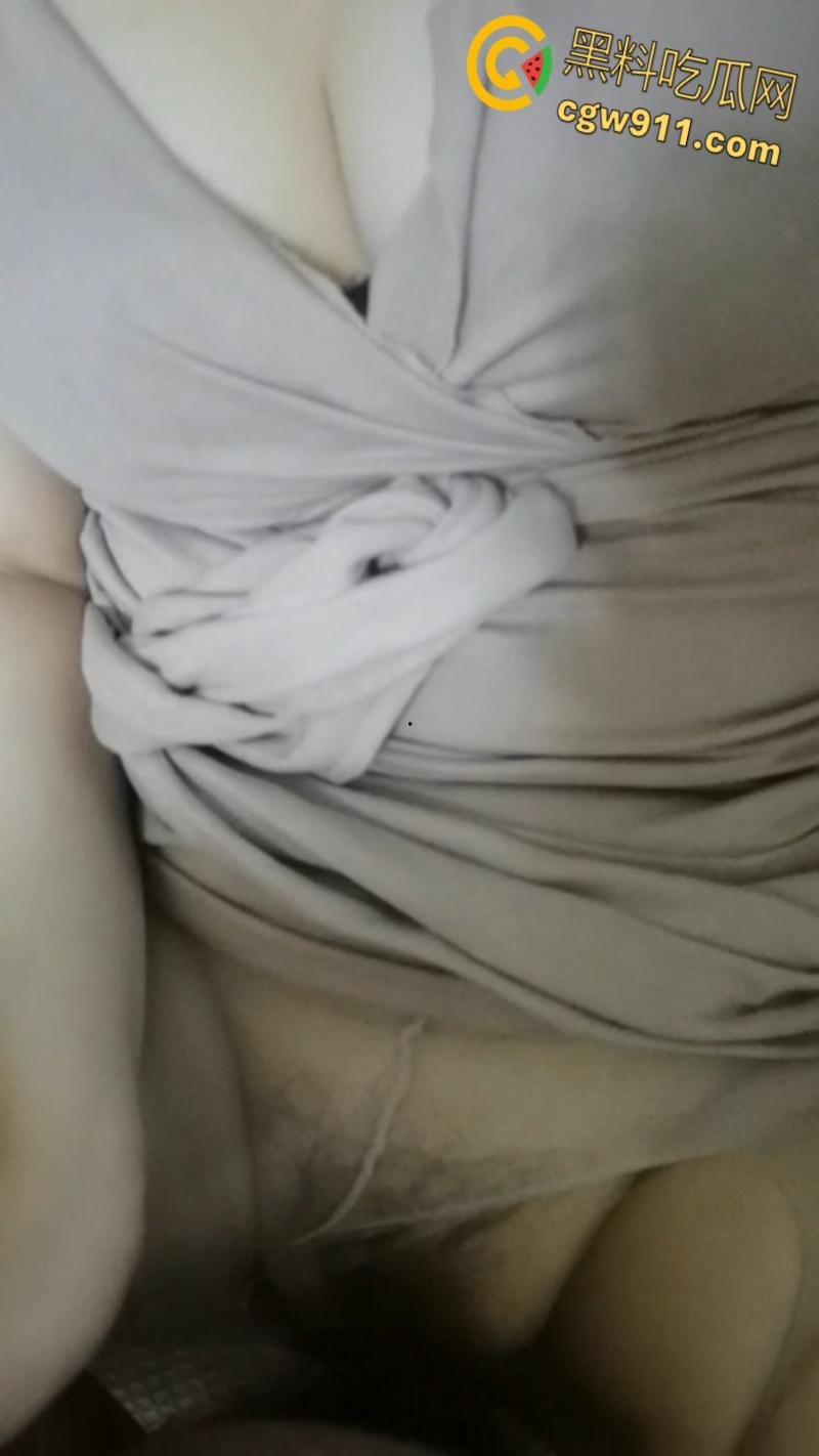 趁小姨子熟睡掀裙玩骚穴,反差母狗吓醒求口爆,撕开丝袜肥肥的骚穴死死夹住大屌,跪地口爆吞精!-5