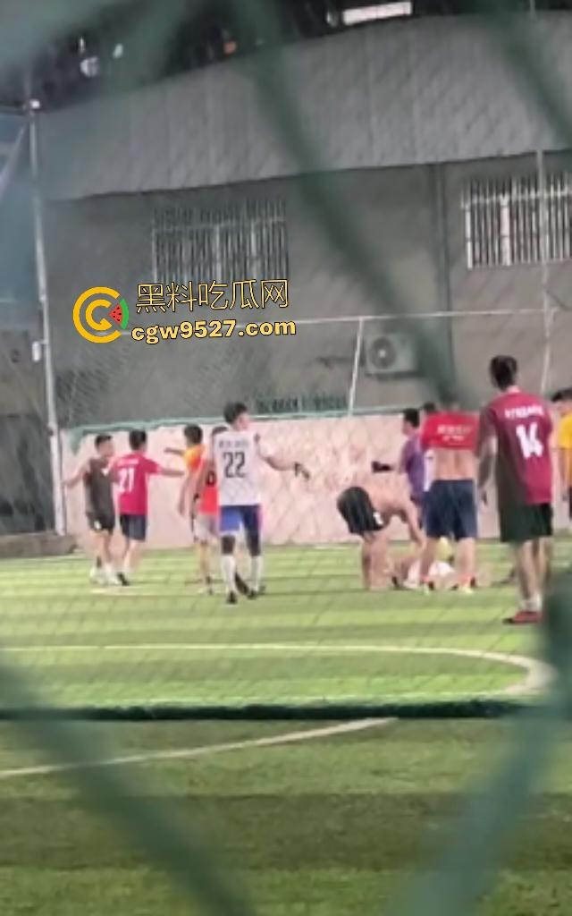广西散打冠军灰衣男足球场血虐黄衣莽夫！两三成功力一拳爆鼻血，黄衣挑衅秒跪！-5