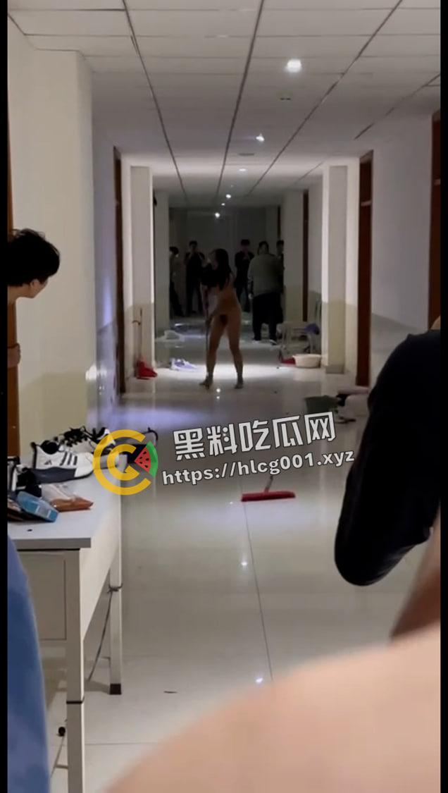 集宁师范学院裸女大闹男生宿舍楼!分手后精神崩溃 一丝不挂大战男生宿舍 小仙女发飙了还给大家看奶子-3