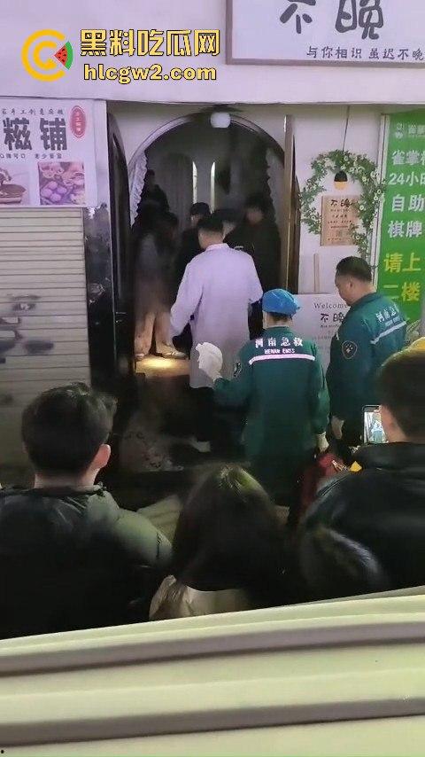 新乡大学城狗男女偷情惨遭爆锤 已婚男店主勾搭有夫之妇 结果被正主带人打趴奸夫淫妇 血溅女装店！-6