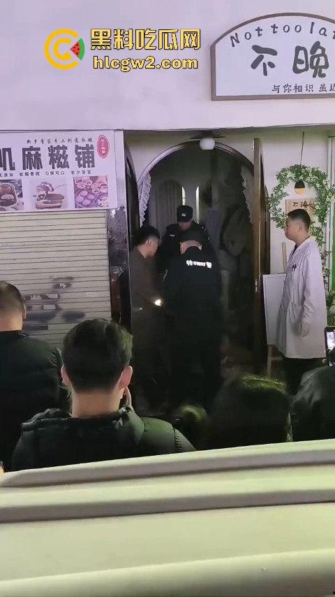 新乡大学城狗男女偷情惨遭爆锤 已婚男店主勾搭有夫之妇 结果被正主带人打趴奸夫淫妇 血溅女装店！-11