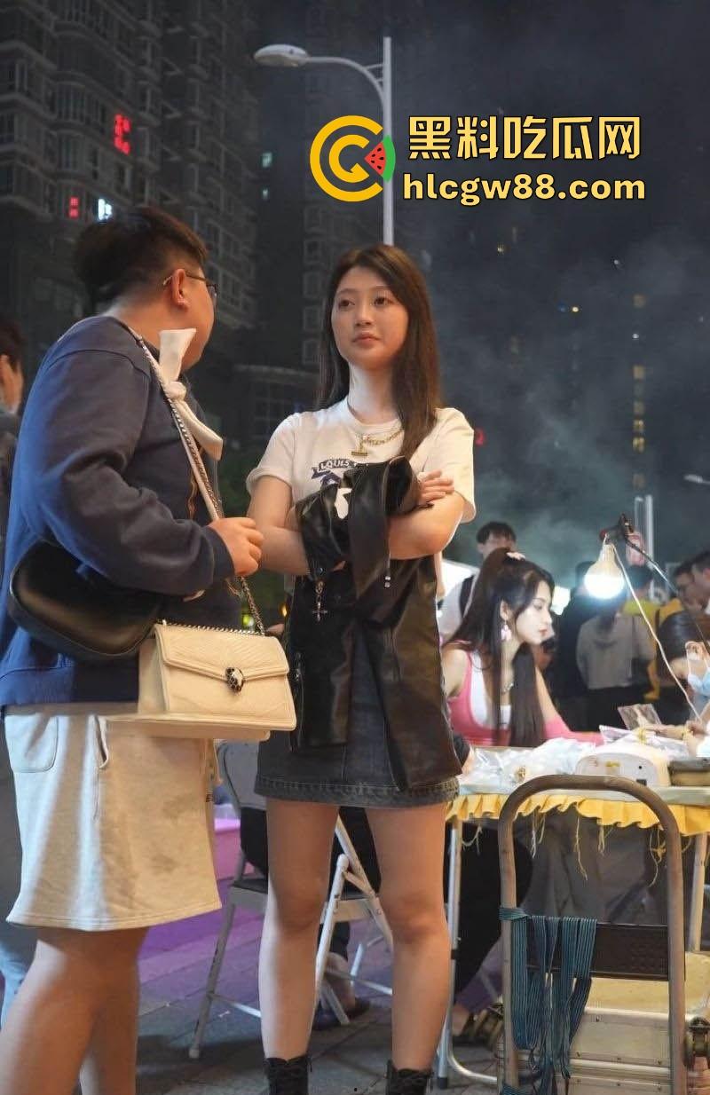 深圳街头偷拍狂潮，极品嫩妹裙底春光乍泄，透明丁字裤勒嫩鲍，阴毛浓密看的人目瞪口呆！-1