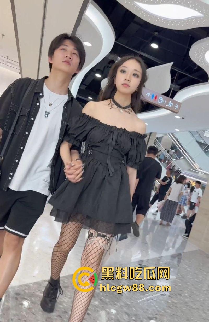 深圳街头偷拍狂潮，极品嫩妹裙底春光乍泄，透明丁字裤勒嫩鲍，阴毛浓密看的人目瞪口呆！-3