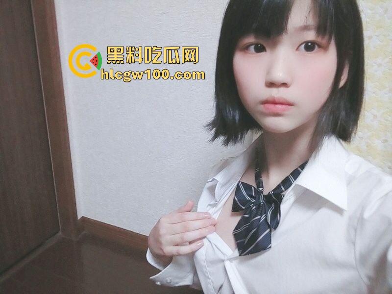 广东清远第一高中清纯反差高三学生【余消琪】调教视频曝光，满脸幼稚脸的高中妹妹，小穴非常粉嫩！-3